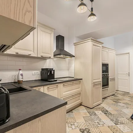 Apartment Poarta Schei 18 *